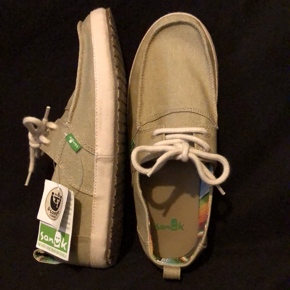 Men’s Sanuk Loafers/Boaties NWT Beige and Cream. Size 8.